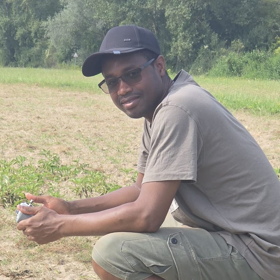 Mody Yaya DIALLO avec un drone sur le terrain